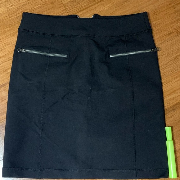 RARE Women’s 6 Lululemon black zip up stretchy skirt. MADE IN USA. Like new - Picture 1 of 3